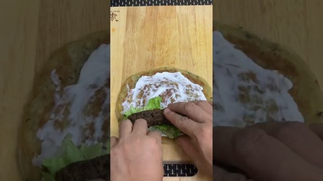 Kebab Paratha Roll! #youtubeshorts #shorts #ytshorts #pratharoll #yummy #foodie #trending #paratha смотреть онлайн