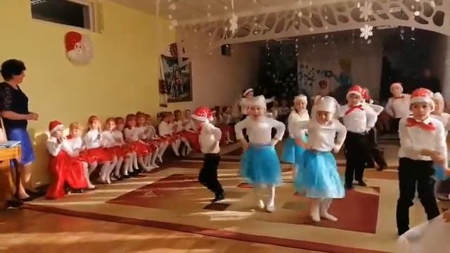 Новорічний танець в ДНЗ Казка м. Чоп 2021р смотреть онлайн