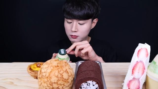 편의점 디저트 먹방ASMR MUKBANG Korean Convenience Store Food & dessert 韓国のコンビニフード デザート eating sounds смотреть онлайн
