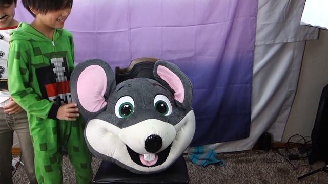 Chuck E Cheese Says Whats In The Box? Fun With Chuck E Cheeses HULK #smallyoutubers