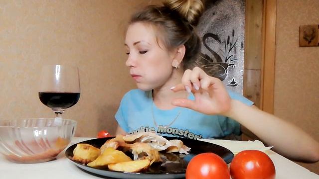 МУКБАНГ ЗАПЕЧЁННАЯ КУРИЦА, И БОКАЛ ВИНА , смотреть онлайн