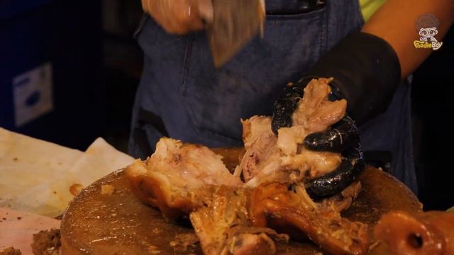 Boiled Pig Head at the Local Market - Thai Street Food смотреть онлайн