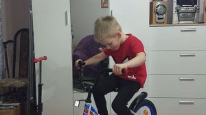 Лайфхак как научиться ездить на 4 колёсном велосипеде