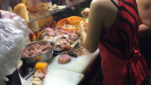 Banh Mi Vietnamese Sandwich (FOOD MOTORBIKE TOUR AT NIGHT) смотреть онлайн