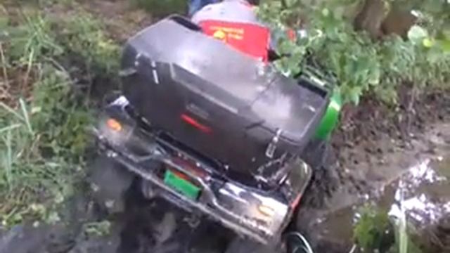 Tahání čtyřkolky Arctic Cat a zpadnutý Grizli 650 смотреть онлайн