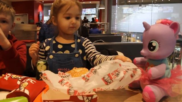 Алиса с Егором и My Little Pony идут в KFS Влог Alisa with Egor and My Little Pony are in KFS Vlogs смотреть онлайн
