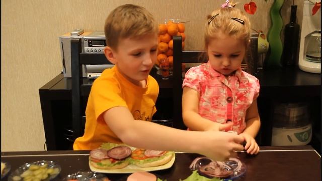 Алиса и Егор делают бутерброд смотреть онлайн