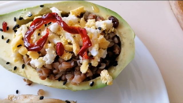 Гречка с яйцом в авокадо и тушёный хек смотреть онлайн