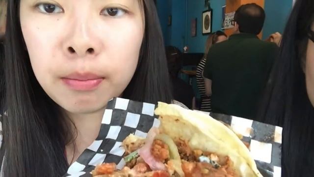Toronto Food Adventures 2 || Fish'D, Seven Lives Tacos, Arctic Bites, Pancho's Bakery смотреть онлайн
