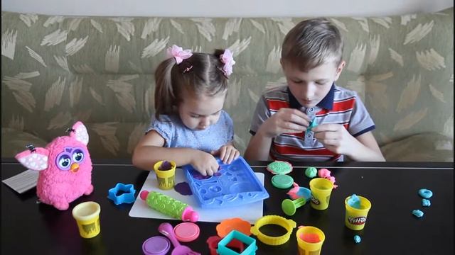 Play Doh. Алиса и Егор лепят из пластилина Плей До. смотреть онлайн
