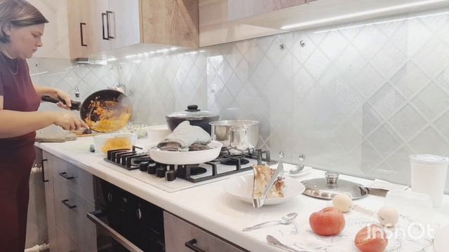 Суп гороховый/ заливной пирог с луком и яйцом/ тушёный картофель с мясом и фаршированные баклажаны смотреть онлайн
