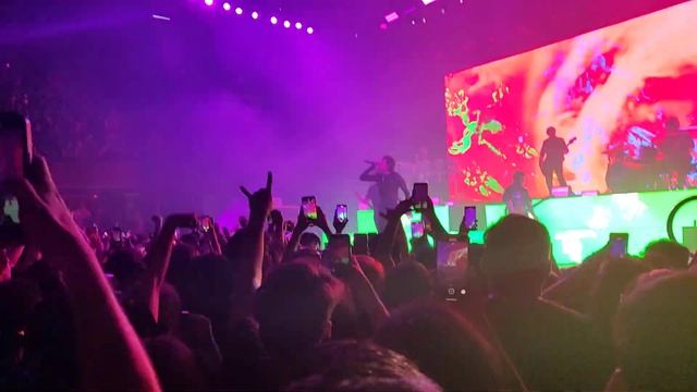 Bring Me The Horizon - DiE4u (live Santiago 2022) смотреть онлайн