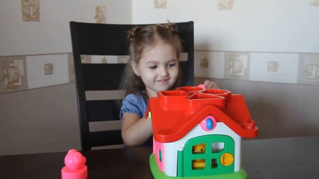 Развивающие игрушки для детей. Алиса играет с игрушкой Домик со зверушками. Educational Toys смотреть онлайн