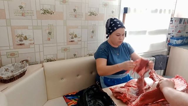 Домашние дела. готовим обед. разбираем свиную тушу. жизнь в деревне смотреть онлайн