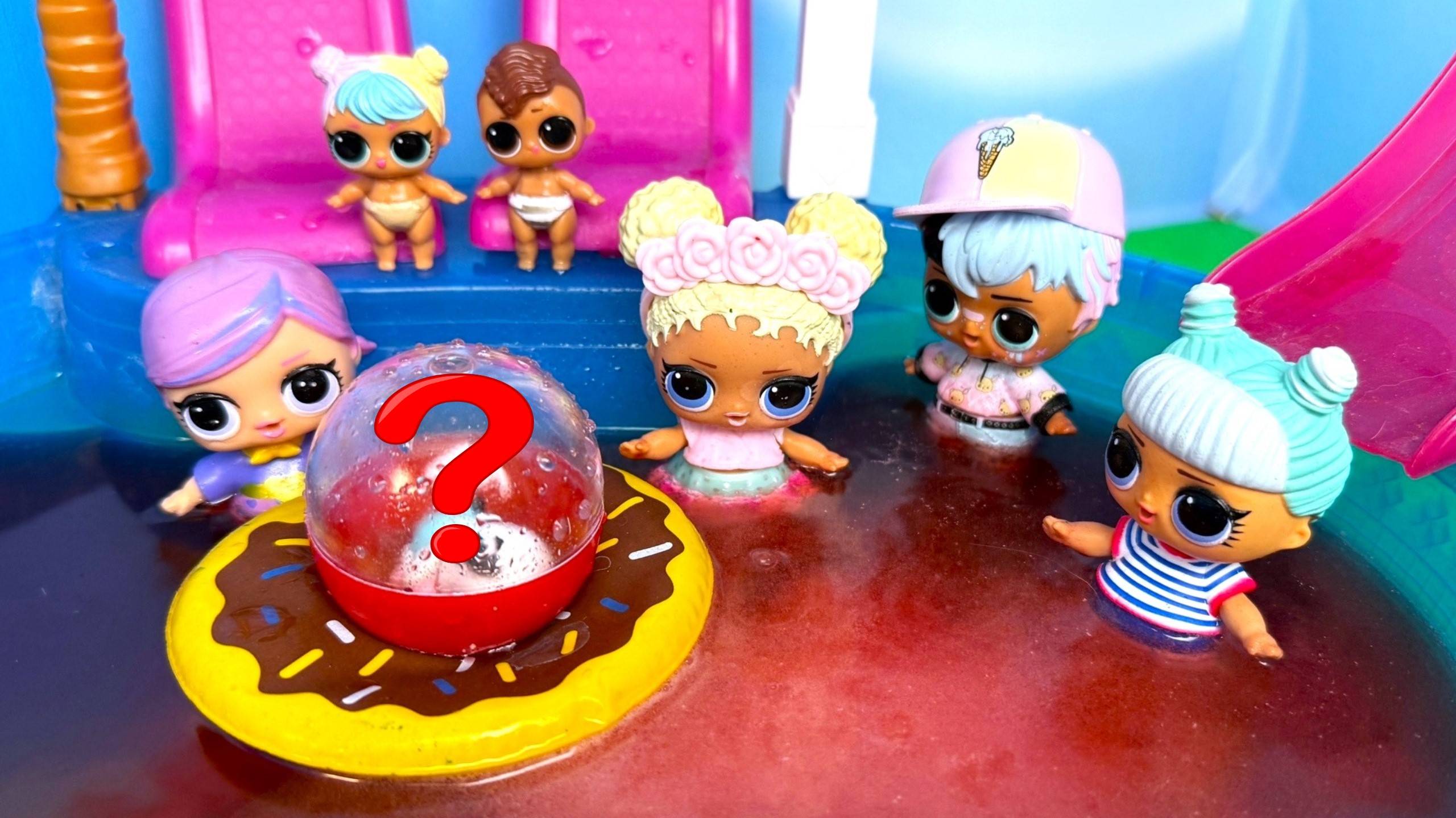 ИГРУШКИ В БАССЕЙНЕ💦 С БОМБОЧКАМИ ДЛЯ ВАННЫ🎁 куклы ЛОЛ LOL сюрприз мультики Даринелка смотреть онлайн