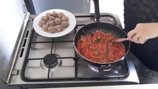 Фрикадельки в томатном соусе. смотреть онлайн