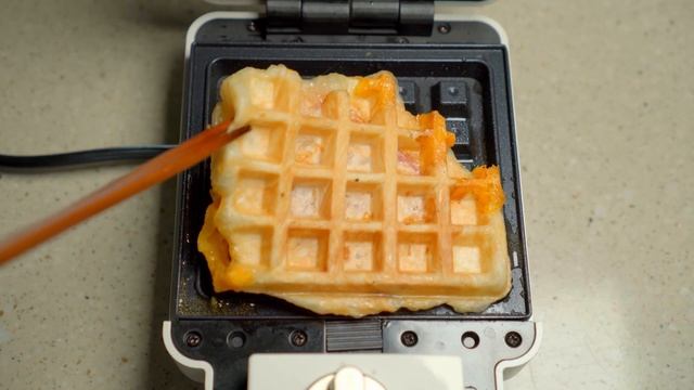 베이컨을 먹는 기가 맥힌 방법(와플기계) What are you doing with the croissants?(waffle machine) смотреть онлайн