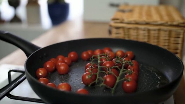 Roasted Tomato & Burrata Salad! My upgraded Caprese Salad смотреть онлайн