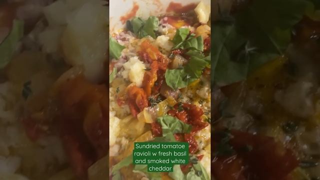 Sundried tomato ravioli w fresh basil and smoked white cheddar - Cheers смотреть онлайн