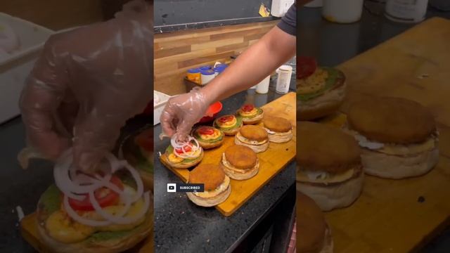 Thousand Island burger 🍔 #youtubeshorts #burger#shortsfeed #streetfood #ahmedabadstreetfood #shorts смотреть онлайн