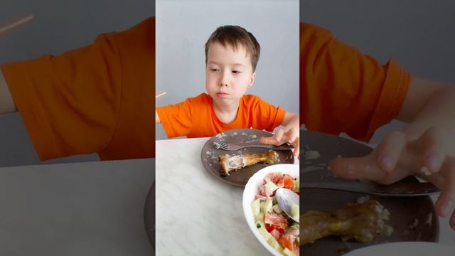 Детский мукбанг с Динаром. Куриные ножки с пюре и салатиком!!! смотреть онлайн