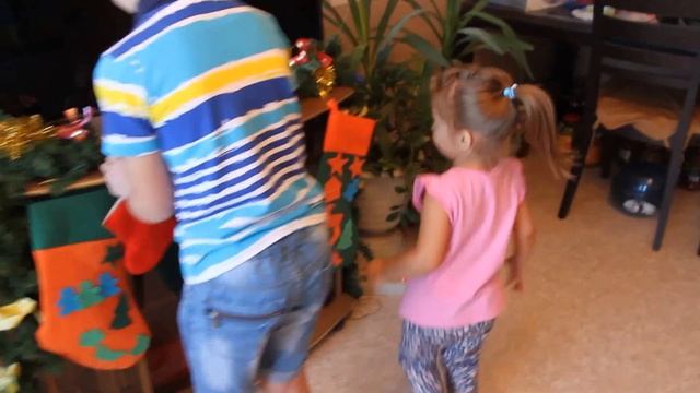Алиса и Егор вешают Новогодние носки для подарков. 2016 Новый Год. смотреть онлайн