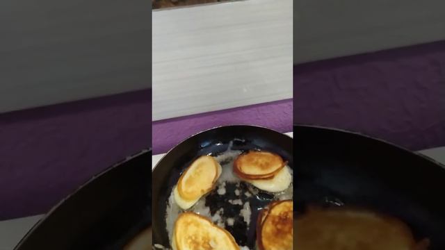 Утро. Готовлю оладушки к кофе 😊😊😊👌👌👌. смотреть онлайн