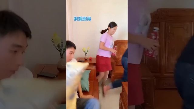 My husband hid private money and his wife discovered it! 😺😍Chinese Funny Clips Part 64 смотреть онлайн