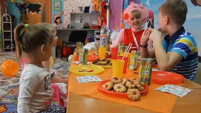 Играем со Свинкой Пеппой и детьми на дне рождении Playing with piggy Peppa at a birthday party смотреть онлайн