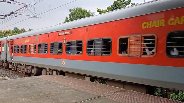 Up Howrah-- Radhikapur Kulik Express train is crossing Hooghly Rly. Station # Short Video # E.R. смотреть онлайн