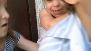 Девочки нападают на мальчика