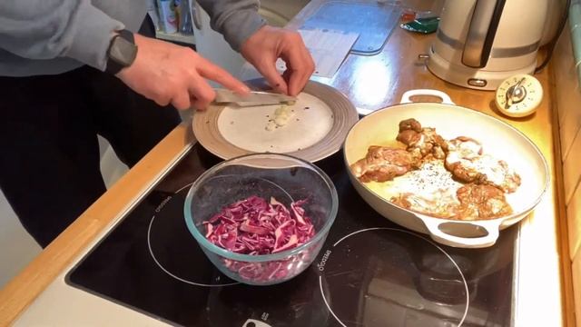 GOUSTO INDIAN CHICKEN BURGER PAPRIKA CHIPS & SLAW смотреть онлайн