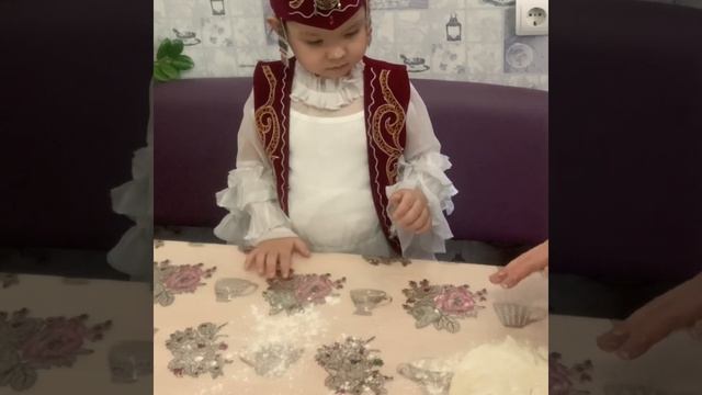 Айдана анасы екеуі бауырсақ пісіріп жатыр.Айдана с мамой готовят баурсаки.Самы простой рецепт смотреть онлайн