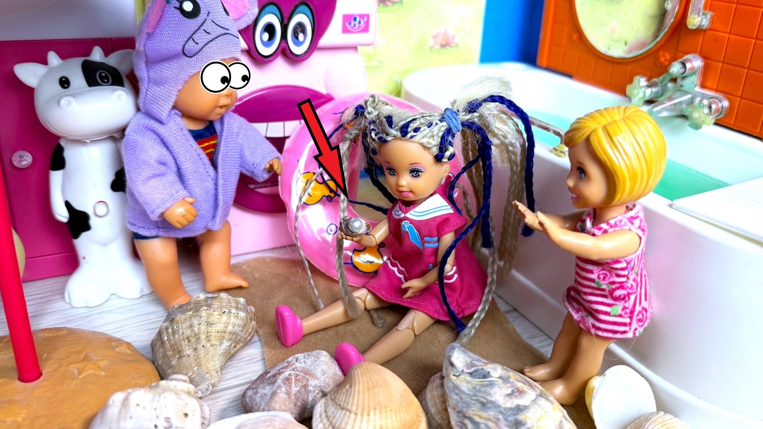 СЮРПРИЗ🎁 НАШЛИ ЖЕМЧУГ В ВАННОЙ😱 Катя и Макс веселая семейка смешные куклы Барби истории смотреть онлайн