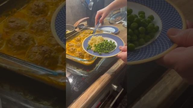 Тефтели с булгуром #гарикжарит #вкусно #cooking #еда #рецепт #ужин #обед #рецепты #обеды #тефтели смотреть онлайн