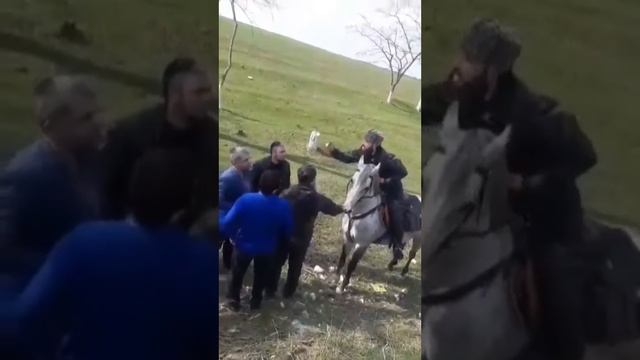 Сегодня гостей с Чеченской республики, которые ехали посетить могилу легендарного наиба Байсангура смотреть онлайн