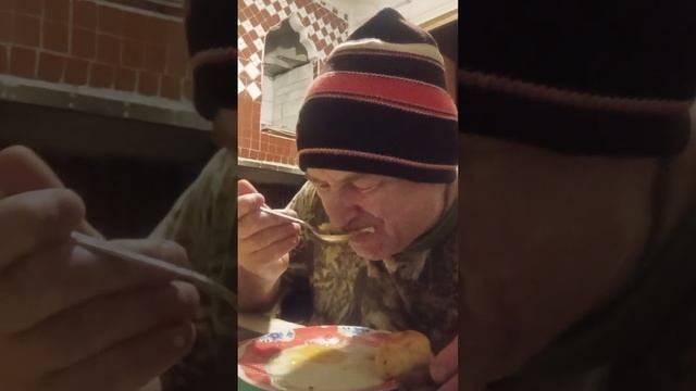 На поздний вечер яичница из двух яиц и котлета куриная. смотреть онлайн