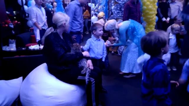 Леопарденок на празднике - Животные на празднике смотреть онлайн