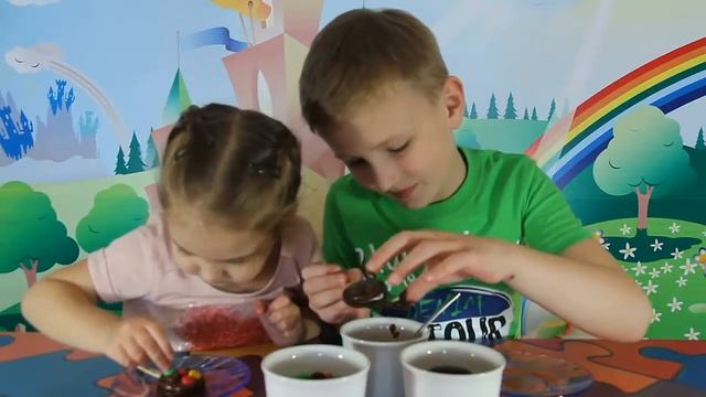 ❀ Шоколадные цветы из печенья OREO и M&M's /// В гостях у Алисы и Егора смотреть онлайн