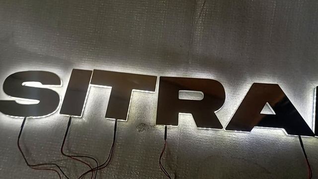 Светящиеся буквы Ситрак Led Logo Sitrak Sinotrak на капот, основа зеркальный композит алюминия