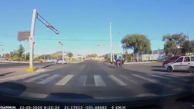 CAMIÓN REPARTIDOR DE COCA COLA MATA A MOTOCICLISTA смотреть онлайн