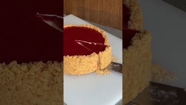 С 8 марта, дорогие девушки! 💕 Чизкейк Нью-Йорк с клубникой 🍓 смотреть онлайн