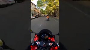 Поправляю ей булки, что бы было удобно, а она зараза ногу на выхлоп поставила…