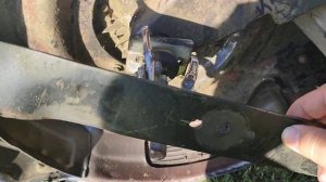 Бензокосилка газонов Hüter GLM-5 S снимаем нож