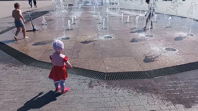 гуляем, бегаем возле фонтана #Настя#Аринка#сестры смотреть онлайн