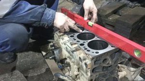 Проверяем поверхность блока цилиндров перед установкой ГБЦ