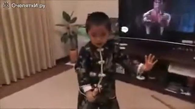 Мини копия брюсли С НУНЧАКАМИ смотреть онлайн