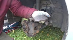 Замена передних тормозных колодок на Renault Logan 2
