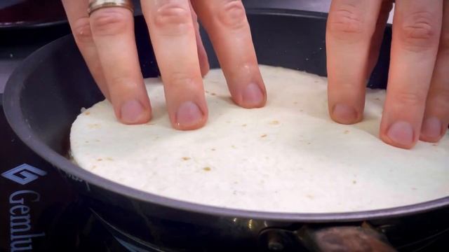 Завтрак которого вы еще не готовили! Омлет в тортилье с сыром и салями! смотреть онлайн