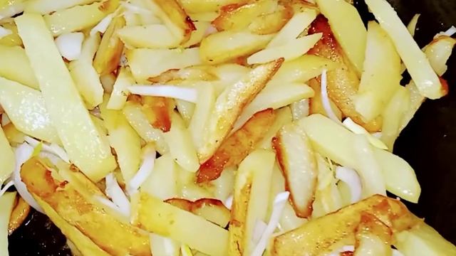 ОЧЕНЬ АРОМАТНАЯ ЖАРЕНАЯ КАРТОШКА С ЛУКОМ И ЧЕСНОКОМ! смотреть онлайн